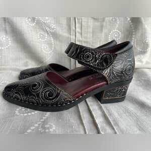 L’ ARTISTE Spring Step Jazzberry pumps. Embossed leather. Size 37. New